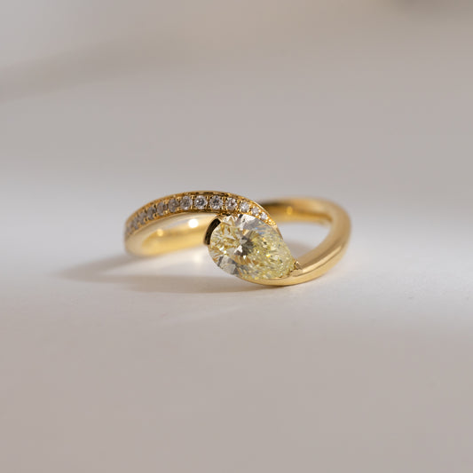 Pear Diamond Wavy Ring