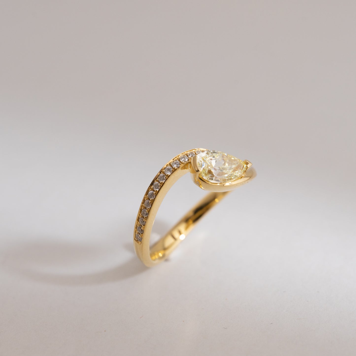 Pear Diamond Wavy Ring