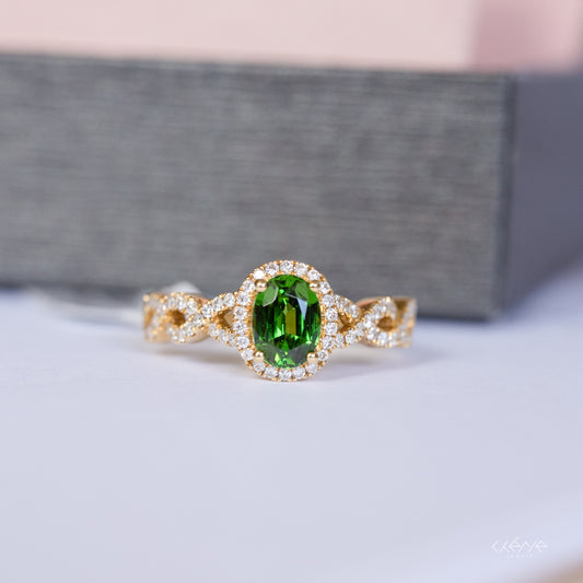 Oval Shape Tsavorite with Twisting Diamond Band