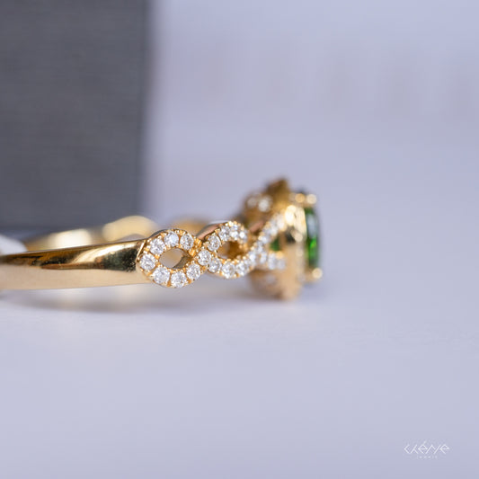 Oval Shape Tsavorite with Twisting Diamond Band