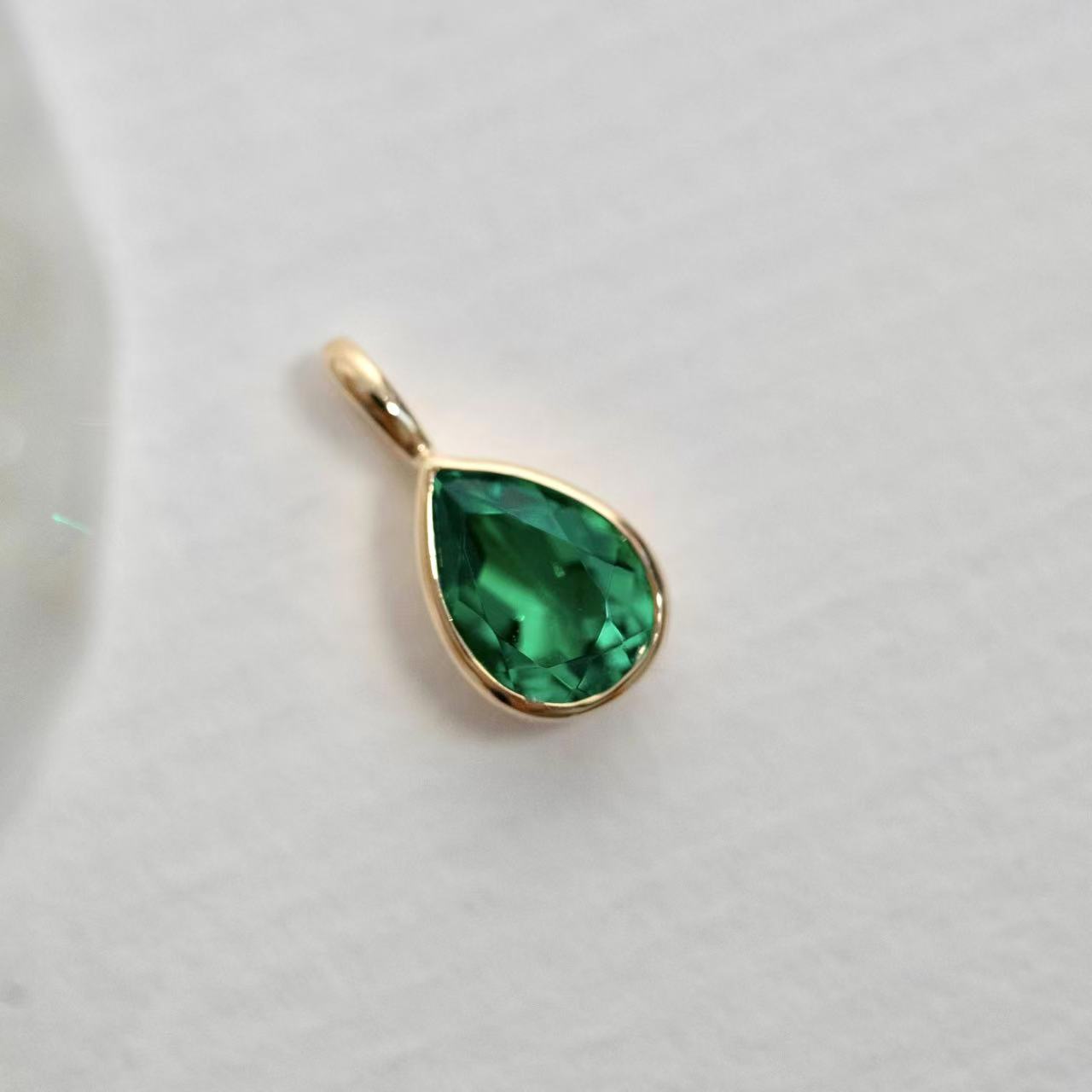 CMO - Lab grown emerald pendant in 18K gold