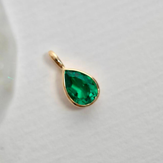 CMO - Lab grown emerald pendant in 18K gold
